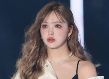 藤田ニコル、海外で愛犬そっくりな壁を発見→「似てる」「そっくり！」2ショットが話題に