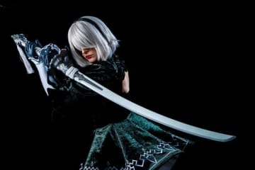 「NieR:Automata」2Bが使う「白の契約」を1/1スケールでスマート・トイ化！ キャラクターボイスも搭載