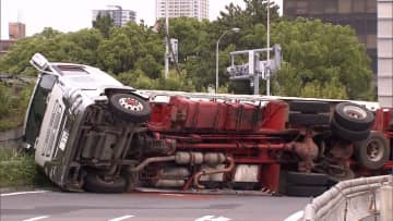 「トレーラーが横転して出口を塞いでる」積み荷の鉄の廃材が道路に散乱…運転手の男性がケガ　千葉・市川市