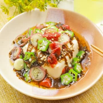 【夏のおつまみは豆腐に全フリでOK】「冷蔵庫を開けたらすぐ作れる」「週5で食べたい」冷奴の簡単アイデアレシピ3選