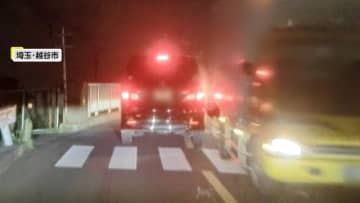 【独自】「飲酒運転？」ふらふらとセンターライン越える黒い車　反対車線のトラックと接触し破片散乱　埼玉・越谷市