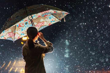 雨の日に「事故」に遭わないために効果的な「服の色」は？ 交通安全クイズ