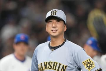 日本ハム・新庄監督＆阪神・藤川監督に急展開　笑顔のグータッチで歓声...前日は目を合わせなかったのに