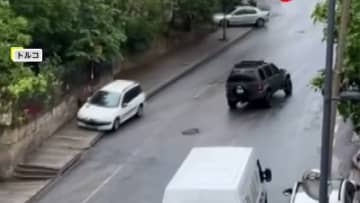 【何が】「キー！ゴン！ドン！バン！ガン！ズドン！」坂道で車が“つるつるパニック！”　バスから燃料漏れし路面はまるでスケートリンク　トルコ