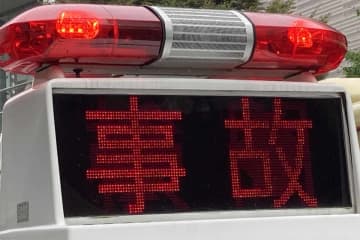 小田原厚木道路でオートバイが壁衝突、男性が重体　一部区間が一時通行止めに