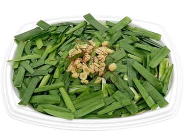 麺が見えないほど高知県産にらたっぷり! セブン‐イレブンがボリューム感ある「ニラ塩焼そば 高知県産ニラ使用」を本日4日(水)発売
