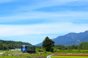 天空にいちばん近い「HIGH RAIL 1375」夏に期間限定で運行、八ヶ岳の美しい景色を人気の観光列車で