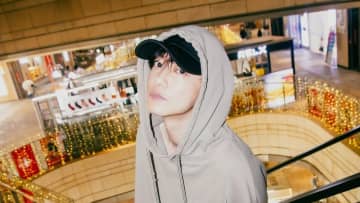 「色気ダダ漏れ･･･」佐藤健 中国でのオフ感満載ショット大公開！“モグモグ姿”や幻想的な車内ショットに「全部素敵で選べません」と絶賛