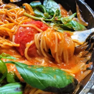 フライパンで濃厚チーズナポリタン！お好みで爽やかなフレッシュナポリタンとして楽しんでも！