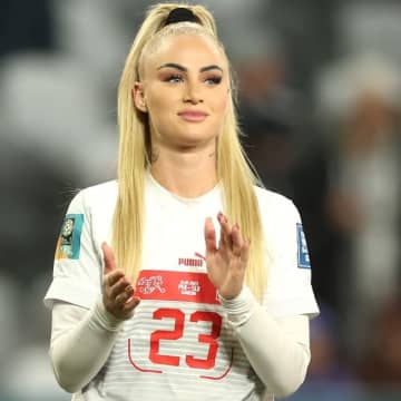 「えげつない美ボディ！」スイス代表の超人気女子が魅せた“下着？ 水着？”な画像連発にファン歓喜！「ハリウッド女優を超えた」「永久保存版だ」