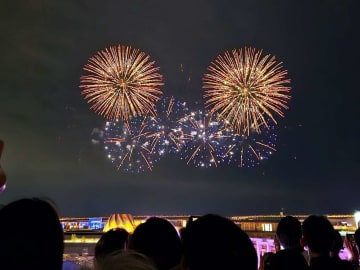 大阪・関西万博「大屋根リング」から見る花火はどんな感じ？　スタート時刻非公開の打ち上げを待ってみた