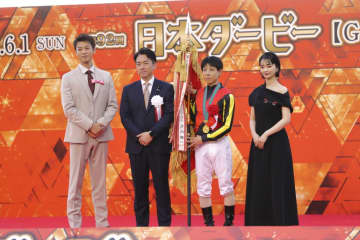 【日本ダービー】見上愛＆竹内涼真がプレゼンター、名勝負に感動