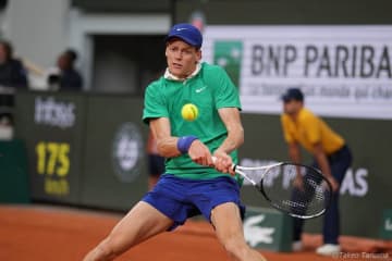 世界1位シナー、盤石の試合運びで2年連続ベスト4！世界62位を寄せつけず完勝[全仏オープン]