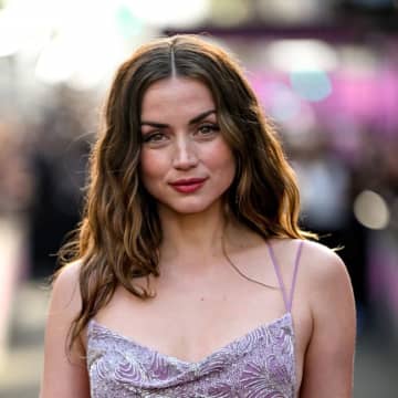アナ・デ・アルマス、トム・クルーズと共演の新作に向けてトレーニング中
