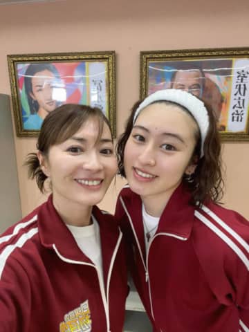 新山千春、18歳長女と“すっぴん”でパシャリ！美人親子SHOTに「かわいい」「超綺麗」の声