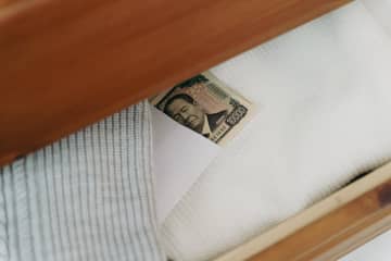 家計が保有する「タンス預金」の残高は「105兆円超」の可能性も!? タンス預金のリスクと安全な金融資産を解説
