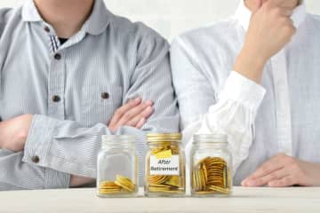 再雇用制度を利用して「65歳で退職」した後は、年金だけで暮らそうと思っています。生活費として毎月いくらあれば足りますか？