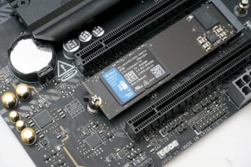 【PCパーツ名勝負数え歌】ゲームインストール用に4TBのQLC SSDはいいぞ！用途しだいでは低価格＆大容量はやっぱり正義だ!!【第14戦】SanDisk WD Blue SN5000 NVMe SSDをゲーミング用途で使ってみる text by 芹澤 正芳