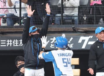 【日本ハム】新庄監督が藤川監督とのグータッチの真意明かす「大正解でしょ。昨日のフリが」