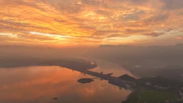 中国・長江三峡の美しい朝焼け