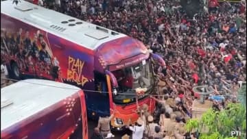地元クリケットチームの初優勝を祝うためファンがスタジアムに殺到、折り重なるように倒れ少なくとも11人が死亡　インド・ベンガルール