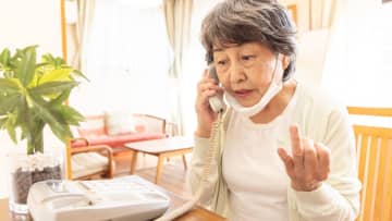 銀行員「恐れ入りますが、お手続きできません」…年金月29万円・高齢夫婦、75歳夫の口座凍結危機を打破した73歳妻。その後に待ち受けていた〈取り返しのつかない事態〉【CFPが警鐘】