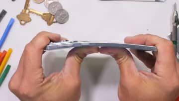 超薄型「Galaxy S25 Edge」、過酷な耐久テストで意外な結果が！