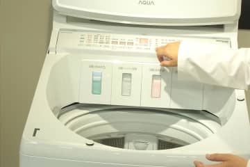 アクアのタテ型洗濯機、自動投入の洗剤選べるカスタム対応　光るタンク