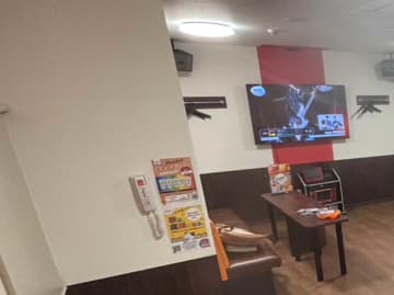 カラオケ店に来た客　店員から「広い部屋で大丈夫ですか？」といわれて…「ごめん笑った」
