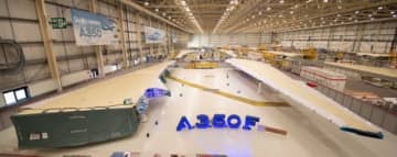 次世代貨物機の主役！？ エアバス「A350F」主翼組み立てを完了