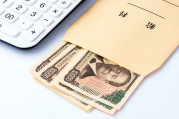 初任給が「手取り22万円」という娘。私の頃は「手取り16万円」が普通でしたが、それだけ今の若者は“恵まれている”のでしょうか？ 実質賃金のデータとあわせて比較