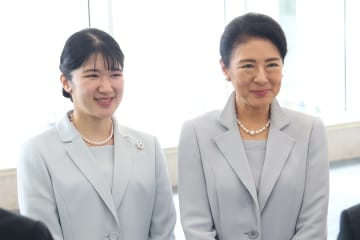 「TPO完璧」「あまりに品が良い」愛子さま　初めての沖縄ご訪問で雅子さまとの“徹底リンクコーデ”に感激の声