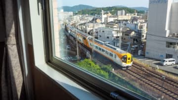 伊勢市駅前のホテルで「1日中鉄道を眺められる」トレインビュープランはいかが？