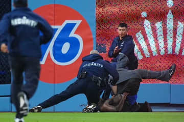 ドジャース戦で乱入者　シャツ脱ぎ暴走…球場騒然の事態に米放送席「クレイジーな男がグラウンドに」