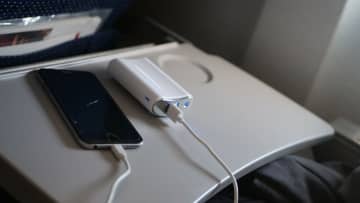 意外と知らない「飛行機に持ち込んで良いバッテリー」と持ち込みNGの充電器の違い