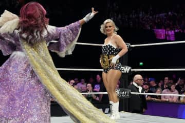 【ＡＥＷ】白川未奈が世界女子王者トニー・ストームとのタッグで快勝！試合中のキスは不発も…