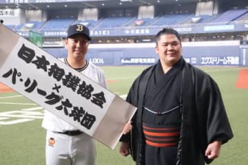 大相撲・宇良がプロ野球パ・リーグ始球式に参加。決まり手は「上手投げ⇒押し倒し」