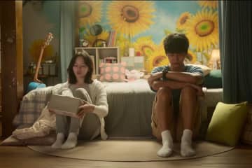 チョン・ジソ(「パラサイト 半地下の家族)」×チャ・ハギョン(「無人島のディーバ」)共演、韓国版『タイヨウのウタ』場面写真