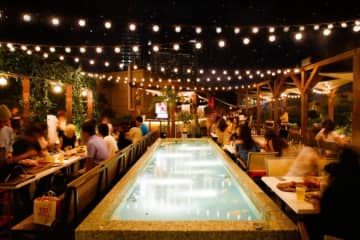 大阪の景色に乾杯！飲み放題メニューも充実「ルーフトップBBQ なんばパークス」