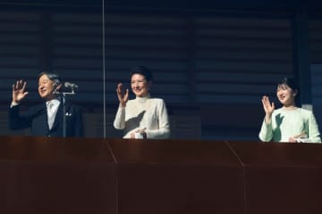 雅子さまと愛子さまがお揃いのスーツ。沖縄訪問で親子リンクコーデを披露