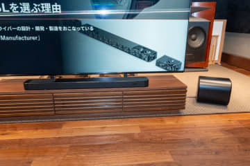 JBL、リアスピーカーが分離してBluetoothスピーカーにもなるサウンドバー「BAR 1300MK2」