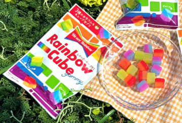 ファミマ限定！見ているだけで楽しくなる「レインボーキューブグミ」が新発売♪
