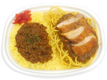 スパイスの効いたキーマカレーとタンドリー風チキンにカレーパスタも盛り付けて989kcalのボリュームあるお弁当! セブン‐イレブンが「どか盛り キーマカレー＆タンドリー風チキン」を発売