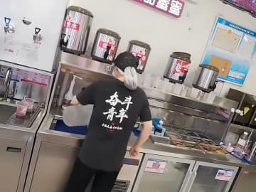 ドリンク店の店員、忙しすぎて泣き出す？―中国