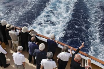 洋上慰霊、武蔵乗組員の娘が追悼　戦没の海へ「お父さん」