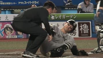 巨人に連続アクシデント　若林楽人が自打球で苦もんの表情　死球の浅野翔吾と共に途中交代