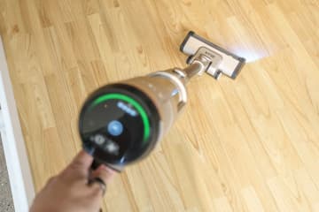 ゴミの逃げ場なし。360°すべて吸うShark「最新コードレス掃除機」は10年使いたい高性能だった