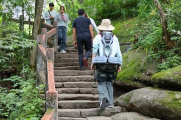中国・武夷山風景区で登山支援ロボットを試験導入
