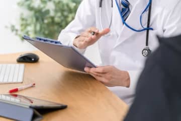 Q. 「便潜血陽性」の通知。持病の痔があるので、様子見でいいでしょうか？