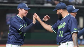 「すごく今幸せです」ヤクルト・アビラが来日初勝利！初のヒーローインタビューではサービス精神旺盛なポーズに笑顔
